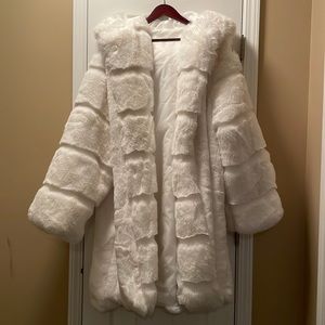 White fur coat. 5L